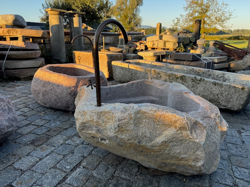 Findlingsbrunnen mit rostfarbenen Stellen