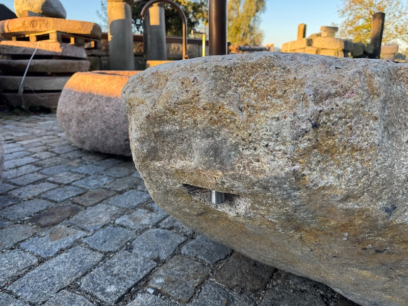 Findlingsbrunnen mit rostfarbenen Stellen