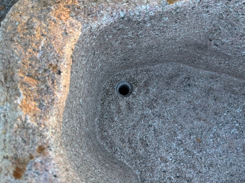 geflammte Oberfläche Findlingsbrunnen