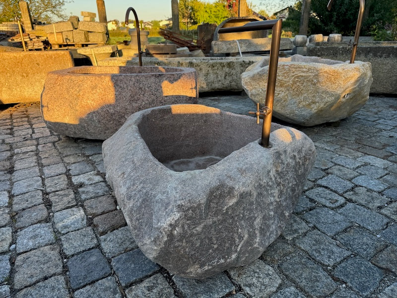 Findlingsbrunnen aus rotem Granit