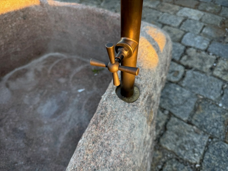 Findlingsbrunnen aus rotem Granit Wasserauslauf
