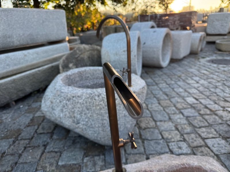 Wassereinlauf Findlingsbrunnen rot