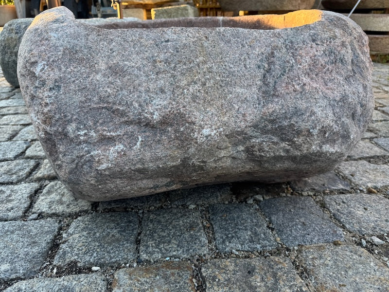 Findlingsbrunnen aus rotem Granit