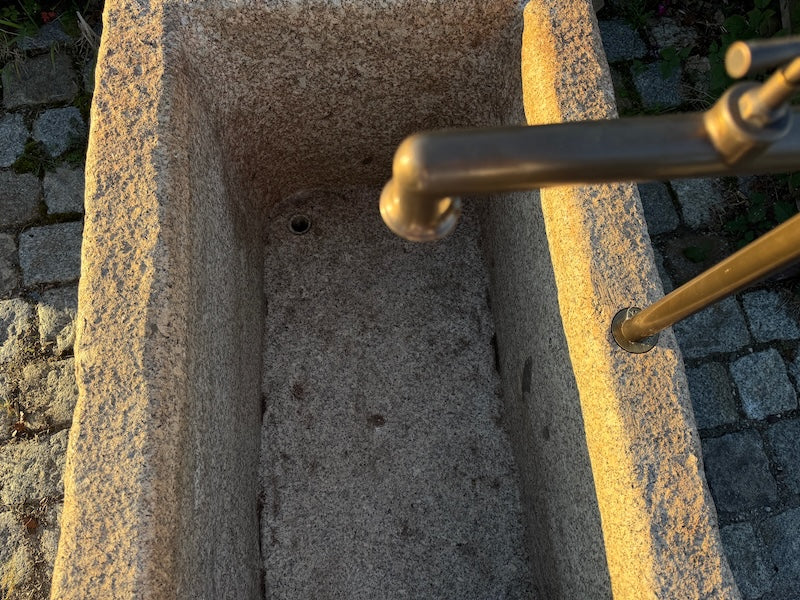 grander brunnen mit wasserhahn