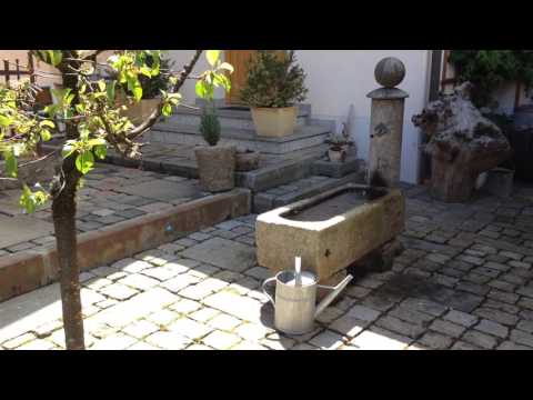 Steintrog Brunnen mit Wassereinlauf