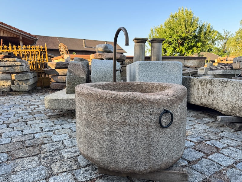 runder Granitbrunnen