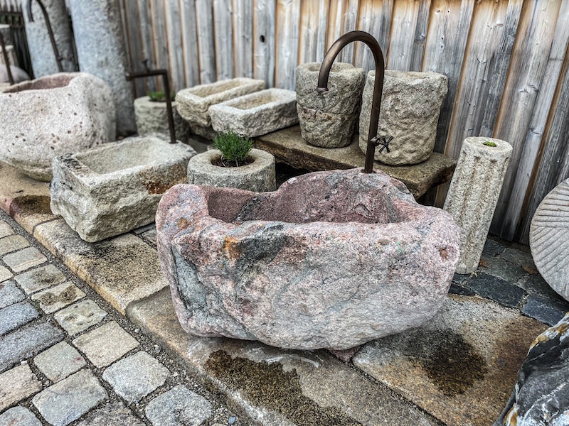 Kleiner Findlingsbrunnen aus rotem Granit