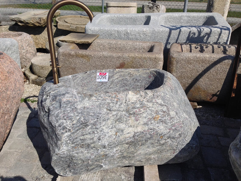 Findlingbrunnen mit violetten Einschlüssen