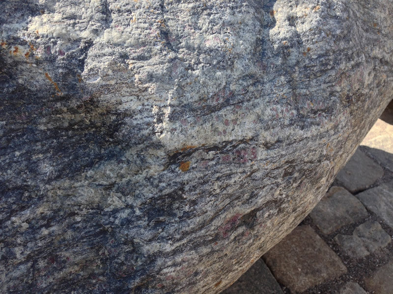 Findlingbrunnen mit schönen Einschlüssen