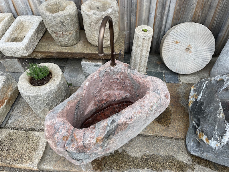 Kleiner Findlingsbrunnen aus rotem Granit kaufen