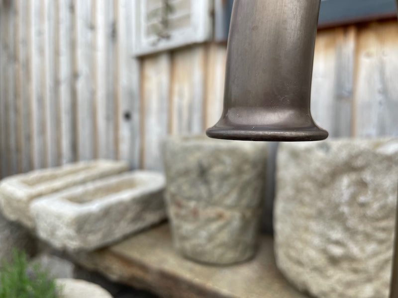 Kleiner Findlingsbrunnen aus rotem Granit