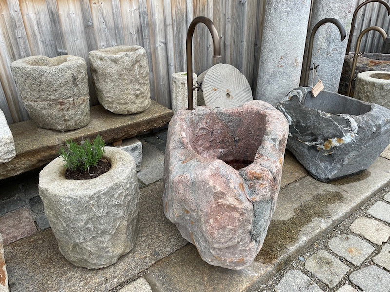 Kleiner Findlingsbrunnen aus rotem Granit Seitenansicht