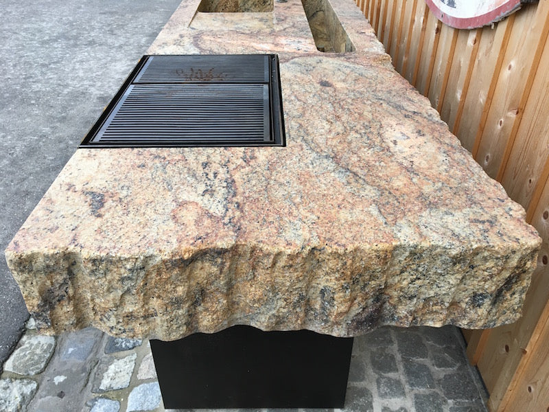 Gartenküche München mit gelben Granit