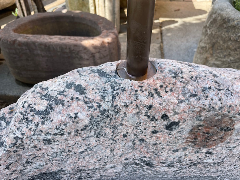 Alter Findlingsbrunnen mit wunderschöner Farbe