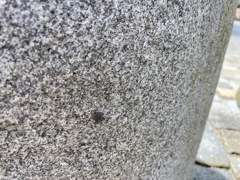 Granitbrunnen oval geflammte Oberfläche