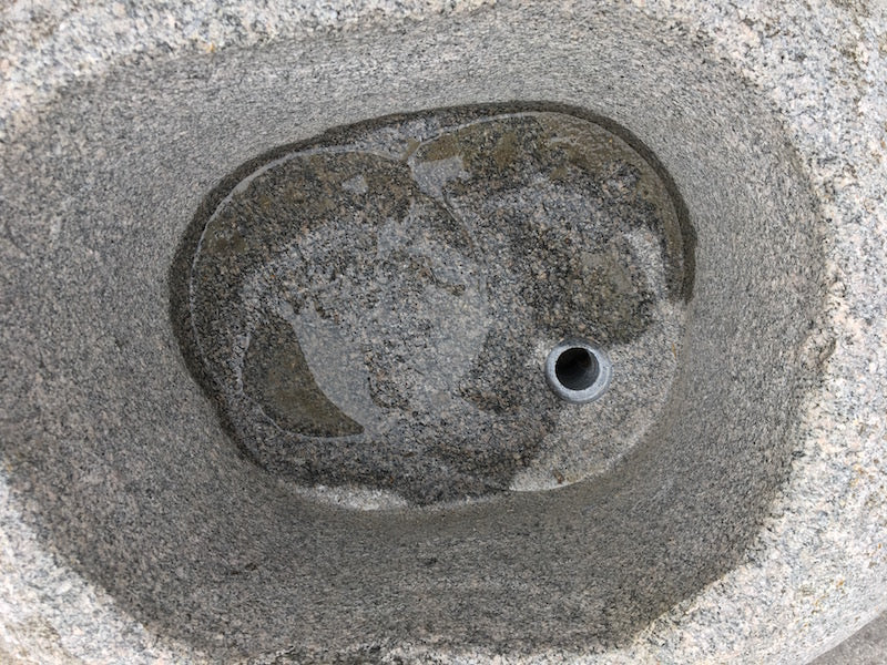 Findlingsbrunnen Farbe rosè Brunnenbecken