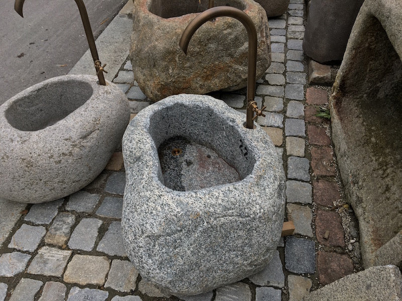 Kleiner Findlingsbrunnen mit farblichen Einschlüssen Draufsicht