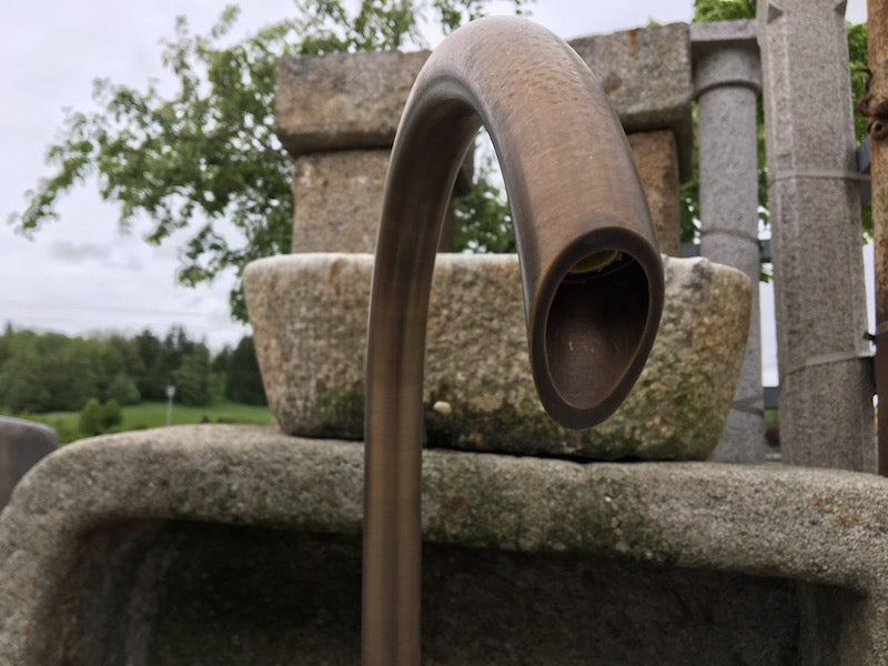 Kleiner Findlingsbrunnen mit farblichen Einschlüssen Wassereinlauf