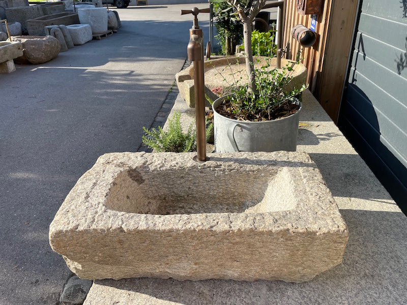 Brunnentrog mit Wassereinlauf