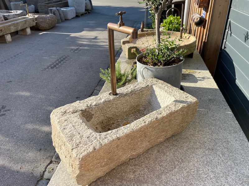 Brunnentrog mit Wassereinlauf aus Bayern