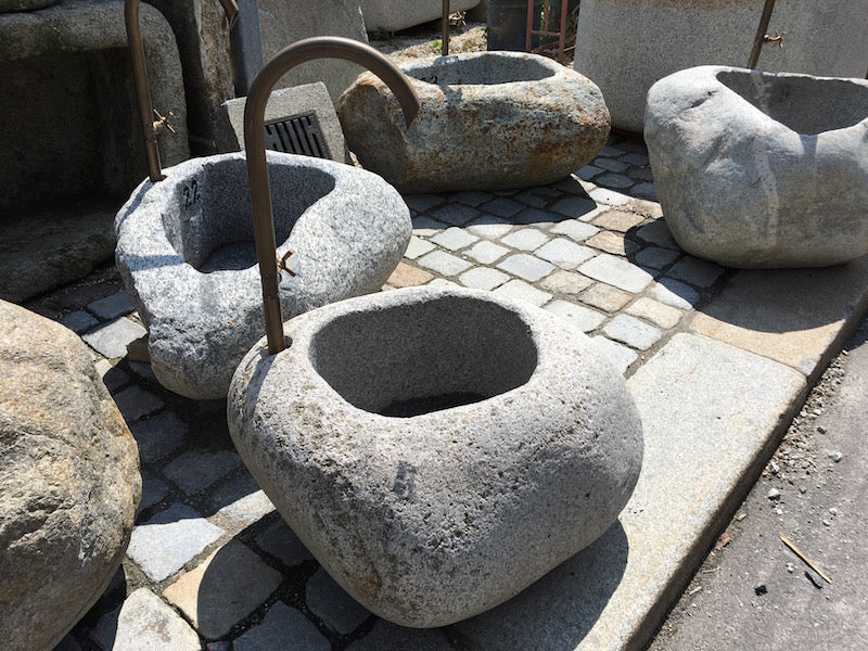 Findlingsbrunnen Farbe rosè.