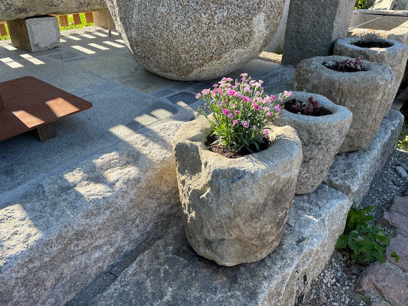 Alter Granitmörser Seitenansicht