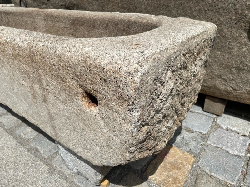 Brunnentrog mit Wasserauslauf