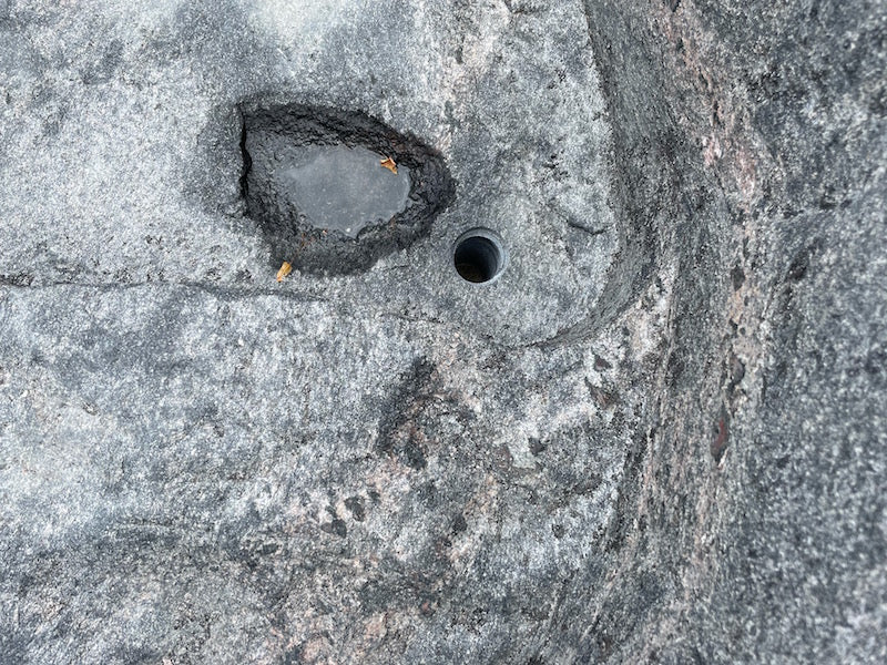 Gartenbrunnen Stein mit Wasserauslauf