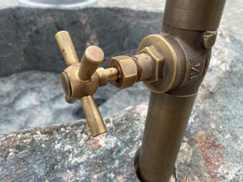 Gartenbrunnen Stein mit Handrad