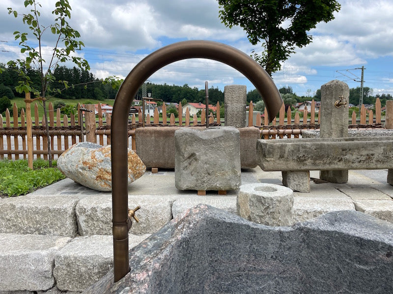 Gartenbrunnen Stein mit Wassereinlauf