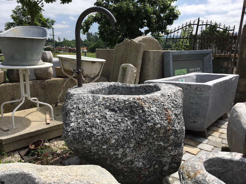 Findlingsbrunnen mit großen Quarzeinschlüssen