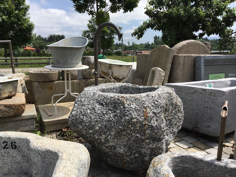 Findlingsbrunnen mit großen Quarzeinschlüssen