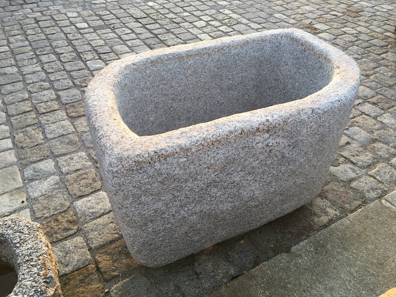 Blattförmiger Granitbrunnen