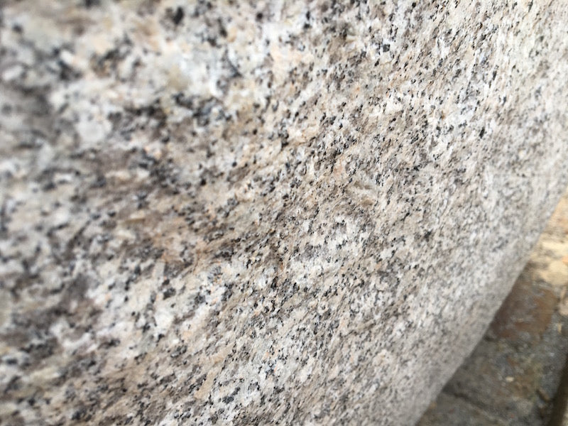 Blattförmiger Granitbrunnen Oberfläche