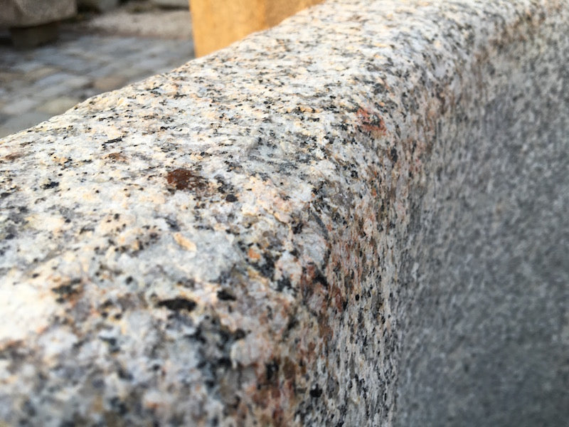 Blattförmiger Granitbrunnen Detail Granit