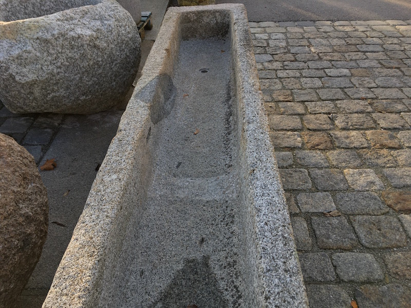 Alter Brunnentrog glatte und rauhe Oberfläche