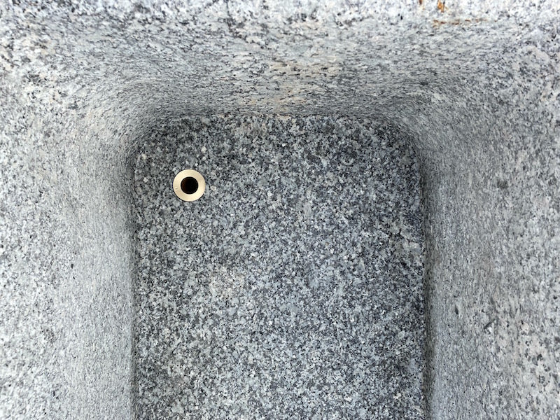 Brunnen Naturstein Wasserauslauf