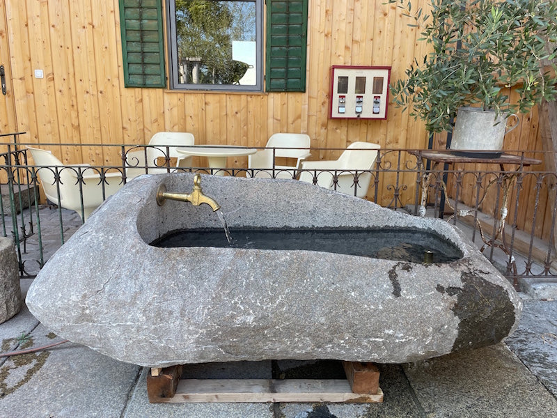 Naturstein Findling Messingwassereinlauf