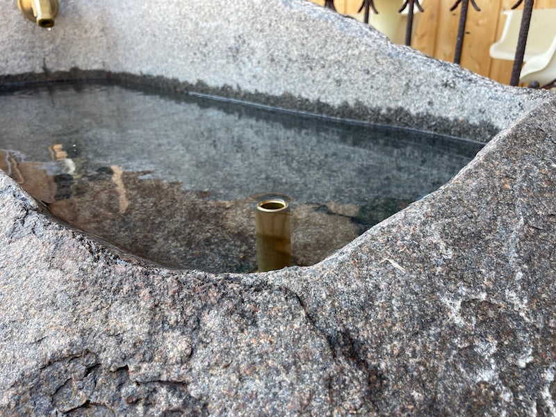 Naturstein Findling mit Messingeinlauf