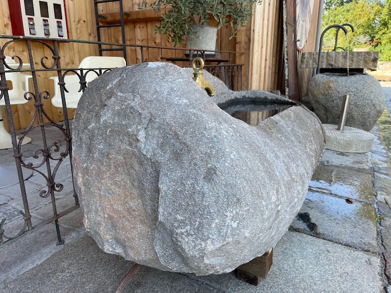 Naturstein Findlingsbrunnen in rot