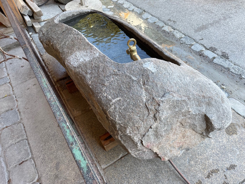 Naturstein Findling mit Messingeinlauf