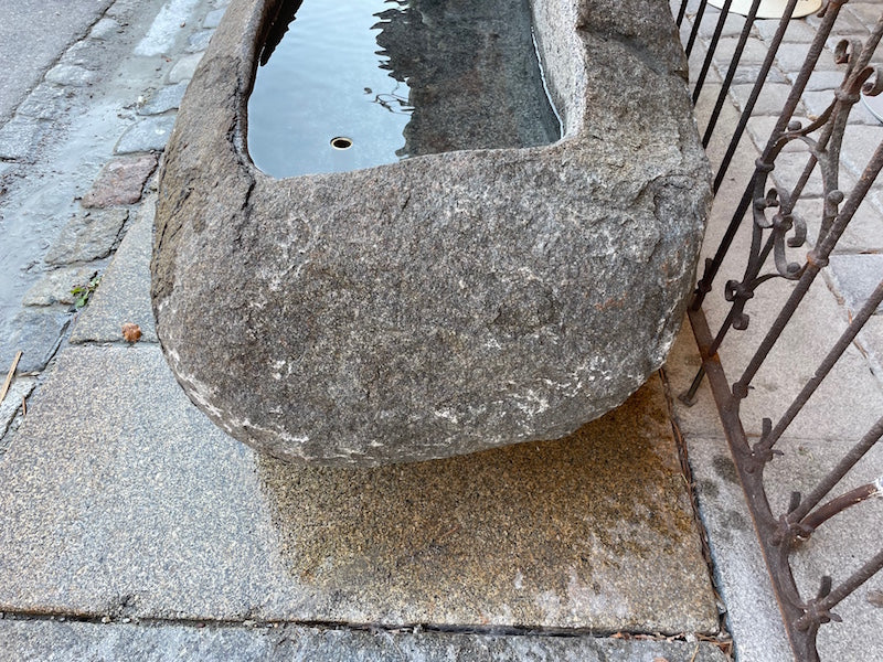 Naturstein Findling mit Messingeinlauf Naturoberfläche