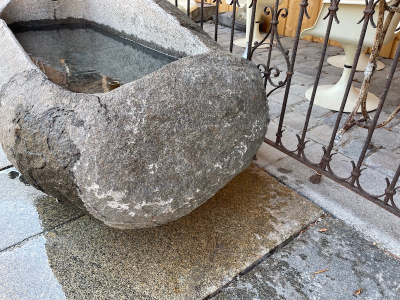 roter Findlingsbrunnen