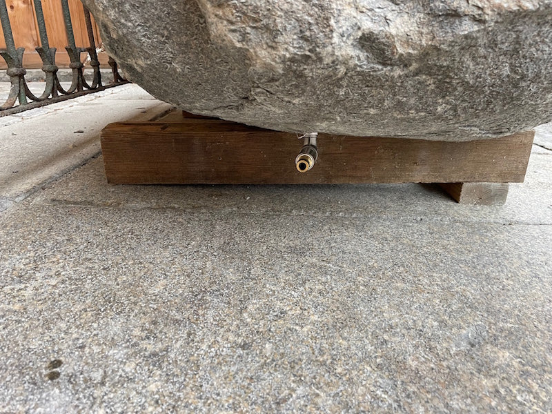 Naturstein Findling mit Messingeinlauf