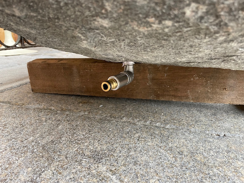 Naturstein Findling mit Messingeinlauf