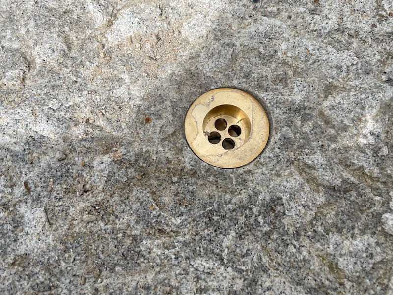 Natursteinbrunnen Garten Befestigung Hahn