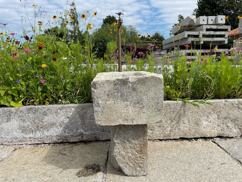 Natursteinbrunnen Garten Vorderansicht