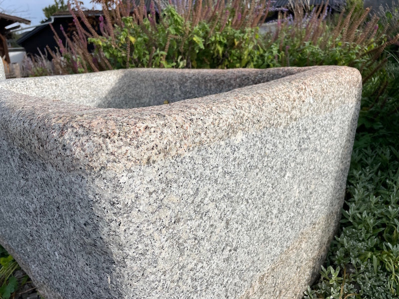 Granitbrunnen Österreich Rückansicht