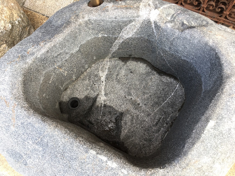 Findlingsbrunnen aus Diabas Brunnenbecken