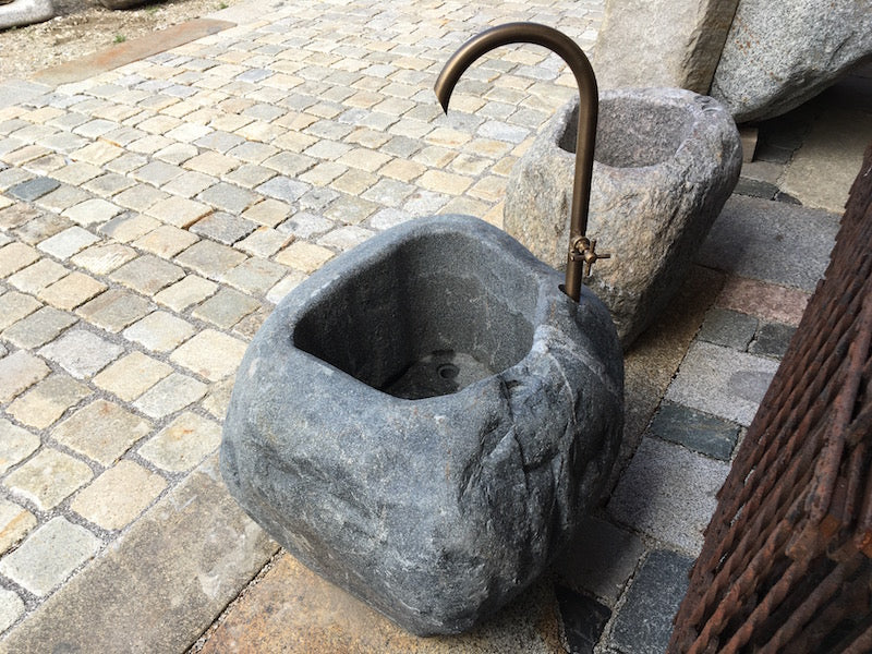 Findlingsbrunnen aus Diabas Draufsicht